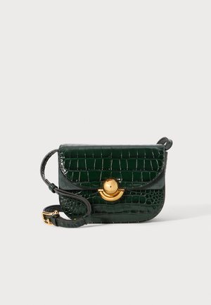 Groene faux-krokodillenleren schoudertas met een afgeronde flap, gouden hardware en verstelbare schouderband, met een gladde glanzende textuur.