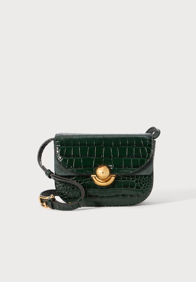 Borsa crossbody in ecopelle verde a forma di coccodrillo con pattella arrotondata, hardware dorato e tracolla regolabile, caratterizzata da una superficie liscia e lucida.