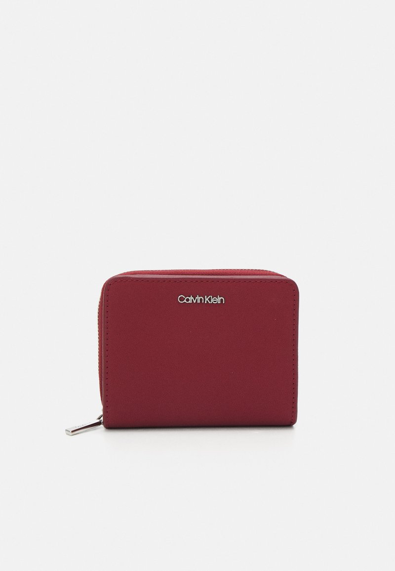 Calvin Klein MUST MEDIUM ZIP AROUND WALLET - Plånbok - biking red