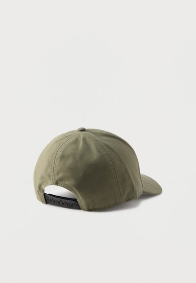 Καπέλο μπέιζμπολ ελιάς με μαύρο ρυθμιζόμενο λουρί, εμφανιζόμενο από πίσω σε απλό ανοιχτόφωτο φόντο.