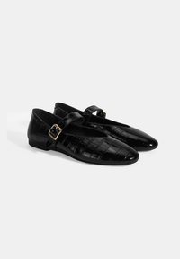 Schwarze Lackleder-Mary-Jane-Schuhe mit einem strukturierten Krokodil-Muster, runder Spitze und einem einzelnen Schnallenriemen über dem Spann.