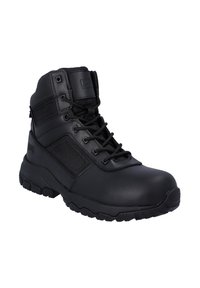 Zwarte tactische laars met een glad lederen oppervlak en mesh panelen. Voorzien van een robuuste rubberen zool, versterkte neus en vetersluiting.