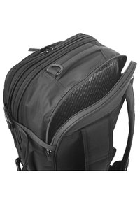 Mochila negra con múltiples compartimentos con cremallera, que presenta un interior texturizado, correas resistentes y un respaldo acolchado para mayor comodidad.