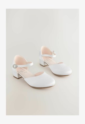 Balti satininiai uždari bateliai su žemu blokiniu kulnu, reguliuojama kulkšnies juosta su sidabriniu užsegimu, lygi tekstūra ir paminkštinta vid padėklai.