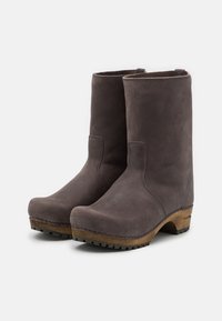 Ciemnoszare botki za kostkę wykonane z zamszu, o gładkiej strukturze, okrągłym nosku i drewnianym obcasie z fakturowaną gumową podeszwą.