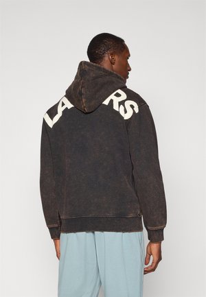 Sweatshirt noir à capuche avec "LA" imprimé en blanc au dos. Texture délavée et détails usés. Manches et taille côtelées.