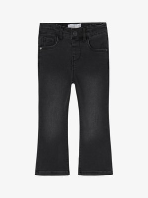 Czarne dżinsy z denimu o rozszerzanych nogawkach, gładkiej teksturze, przednich kieszeniach i zapięciu na guzik. Zaprojektowane dla dopasowanego kroju, z delikatnym efektem sprania.