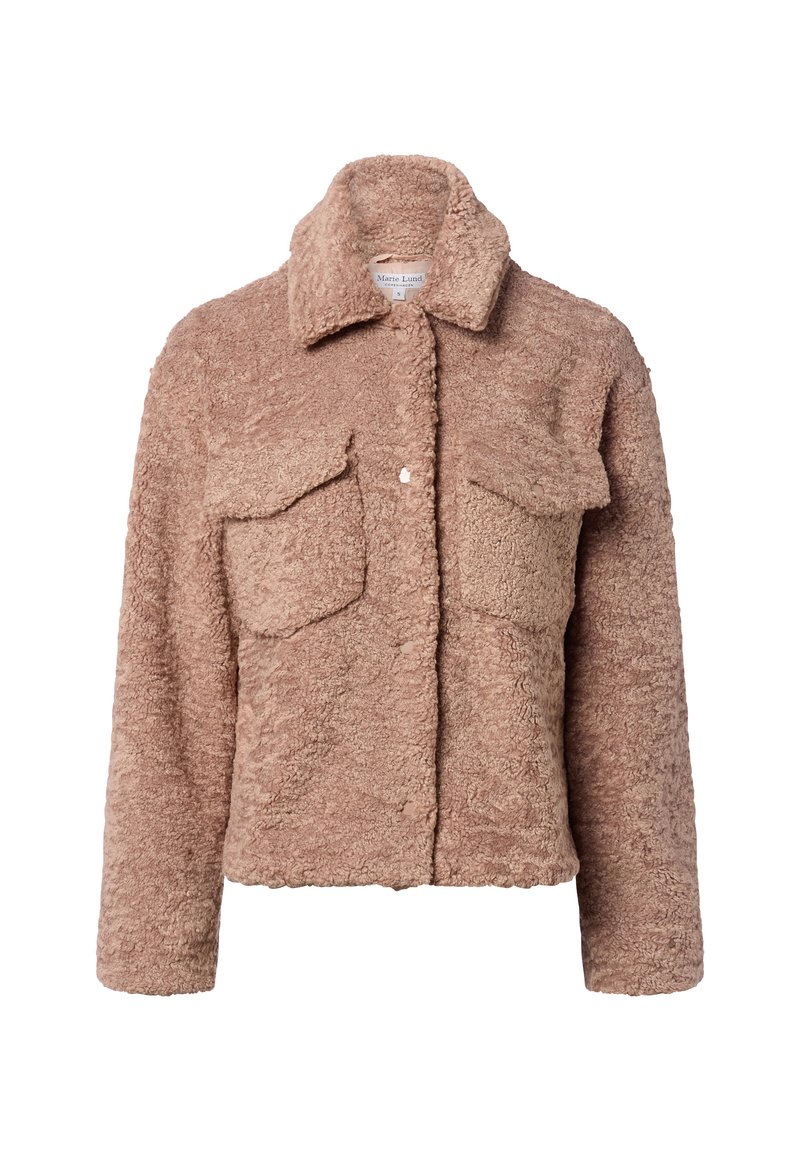 Miękki, różowawy beżowy płaszcz teddy z dwiema przednimi kieszeniami na piersi i szerokim kołnierzem, z zapięciem na guziki na środku.