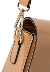 Bolso de cuero marrón claro con un cierre dorado y costuras de acento en negro. La textura es suave, mostrando un diseño elegante con bordes redondeados.