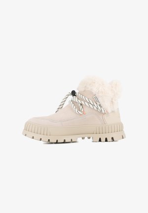 Bottines en suédine beige avec col en fausse fourrure, semelle en caoutchouc texturé et lacets contrastants noirs et blancs. Elles présentent un bout rond.