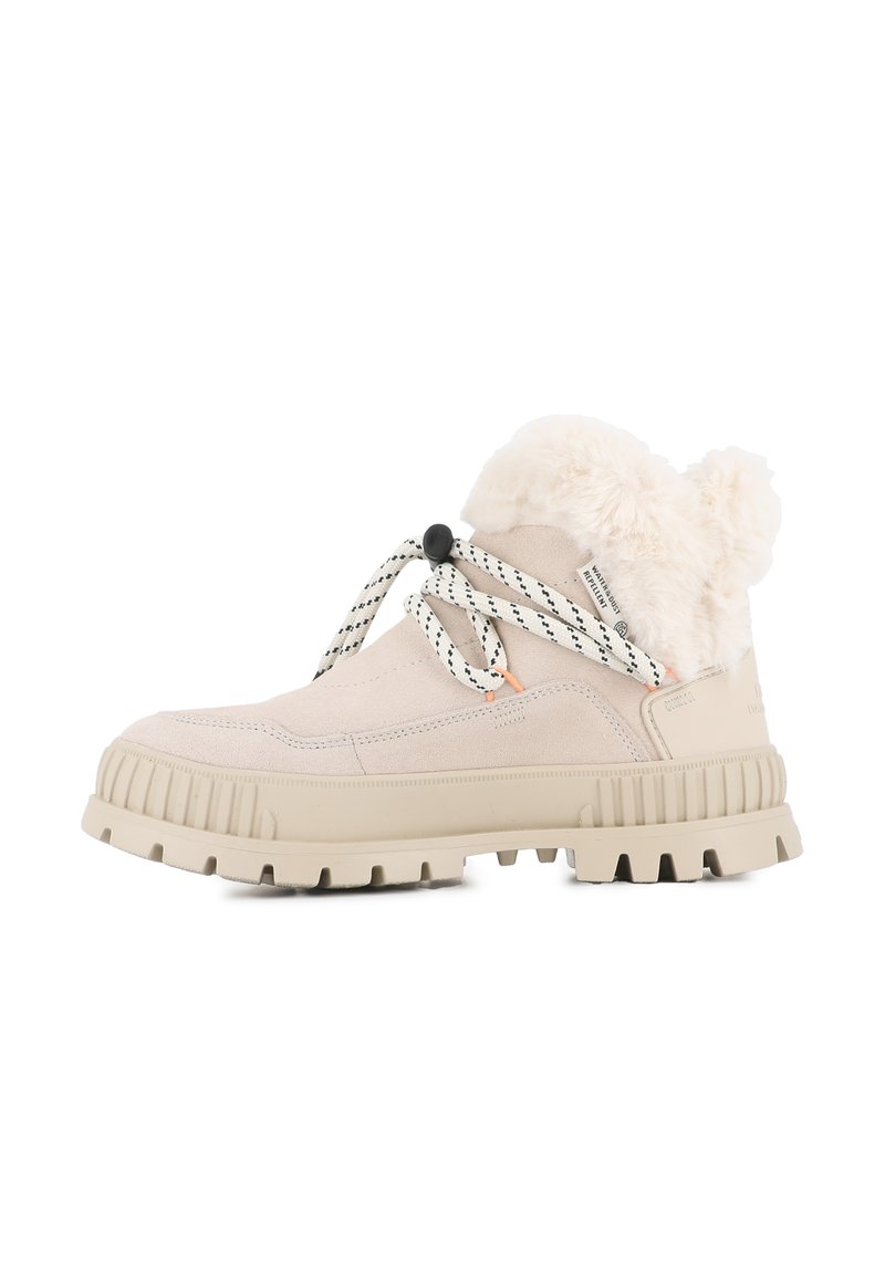 Bottines en suédine beige avec col en fausse fourrure, semelle en caoutchouc texturé et lacets contrastants noirs et blancs. Elles présentent un bout rond.