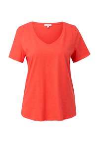 Coral V-hals t-shirt gemaakt van zachte stof, korte mouwen, ontspannen pasvorm en een gladde textuur met een licht afgeronde zoom.