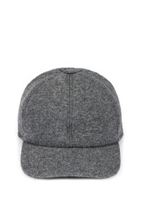 Grau gestrickte Baseballmütze mit gebogenem Schirm, aus weichem Wollstoff, vor einem weißen Hintergrund präsentiert.