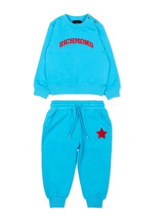 Felpa per bambini di un azzurro brillante con la scritta "RICHMOND" in rosso, abbinata a pantaloni della tuta coordinati con una stella rossa sulla gamba sinistra.