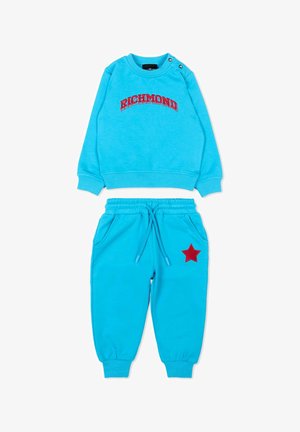 Felpa per bambini di un azzurro brillante con la scritta "RICHMOND" in rosso, abbinata a pantaloni della tuta coordinati con una stella rossa sulla gamba sinistra.