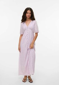 Abito maxi lavanda con maniche corte a palloncino, scollatura a V, bottoni decorativi lungo il davanti e un disegno floreale testurizzato.