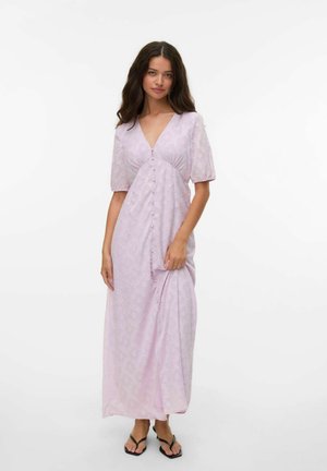 Robe maxi lavande avec des manches courtes et bouffantes, col en V, boutons décoratifs sur le devant et un motif floral texturé.