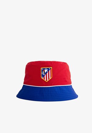 Rode en blauwe emmerhoed met witte rand, voorzien van een logo-patch van een sportteam met sterren en strepen aan de voorkant.