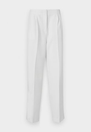 Calças brancas ajustadas com corte reto, apresentando pregas frontais, dois bolsos laterais e uma cintura limpa para um aspeto polido.