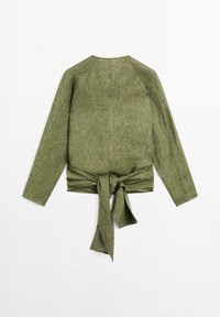 Olivgrünes Langarmoberteil aus strukturiertem Stoff. Verfügt über eine gebundene Taille und einen runden Halsausschnitt und zeigt ein einfaches, zeitgenössisches Design.