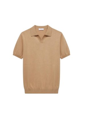 Polo beige a maniche corte in maglia con collo aperto e polsini e orlo a coste, mostrata su sfondo bianco.