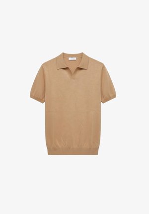 Polo de punto beige de manga corta con cuello abierto y puños y dobladillo acanalados, mostrado sobre fondo blanco.