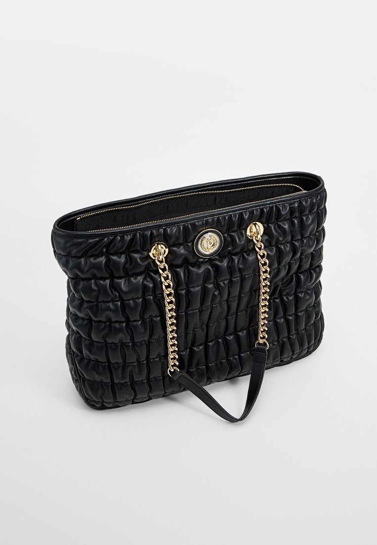 Borsa tote nera trapuntata con catena e manici in pelle color oro, dotata di chiusura con zip e un logo decorativo in evidenza sul fronte.