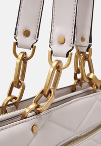 Borsa in pelle grigia chiara con dettagli e accessori in metallo dorato. Caratterizzata da un design trapuntato e un compartimento con zip.
