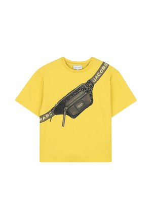 Gele katoenen t-shirt met een bedrukte zwarte heupzakontwerp en een zwarte band met de tekst "MARJS JACOBS." Korte mouwen, ontspannen pasvorm.