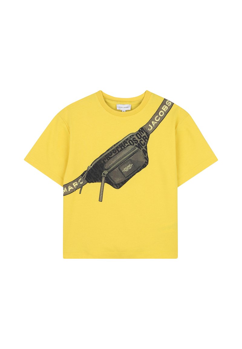 Gele katoenen t-shirt met een bedrukte zwarte heupzakontwerp en een zwarte band met de tekst "MARJS JACOBS." Korte mouwen, ontspannen pasvorm.
