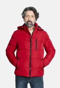 Chaqueta acolchada roja con cierre de cremallera, bolsillos laterales y capucha. Presenta un exterior texturizado y acentos negros en las cremalleras.