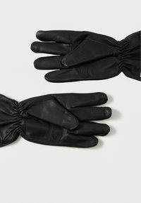 Zwarte leren handschoenen met een zachte textuur, voorzien van een gathered polsontwerp en versterkte naden voor duurzaamheid. Vijfvingermodel.