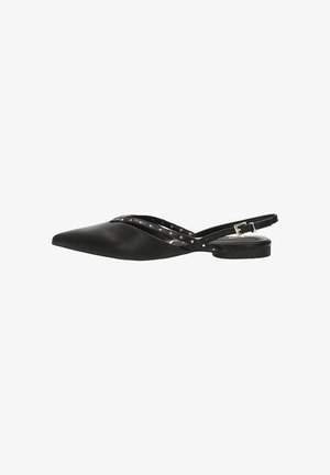 Bailarinas negras tipo slingback con punta afilada, hechas de material suave. Presenta dos correas estrechas con acentos metálicos y un tacón bajo.