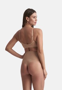 Beige lingerieset met een gepadded beha en hoogge Taille slip. Gladde stof, verstelbare bandjes en naadloos ontwerp.
