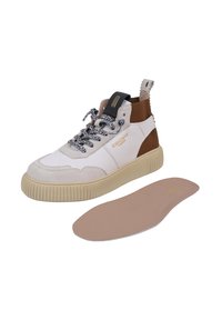 High-top sneaker van wit leer en suède met bruine accenten, patroonveters en een rubberen zool met textuur. Inclusief uitneembare binnenzool.