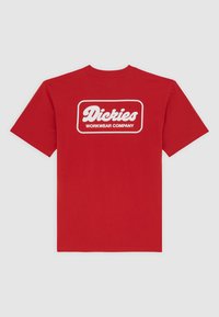 Camiseta de algodón roja con mangas cortas y cuello redondo. Presenta un logo gráfico blanco que dice "Dickies Workwear Company" en la parte posterior.