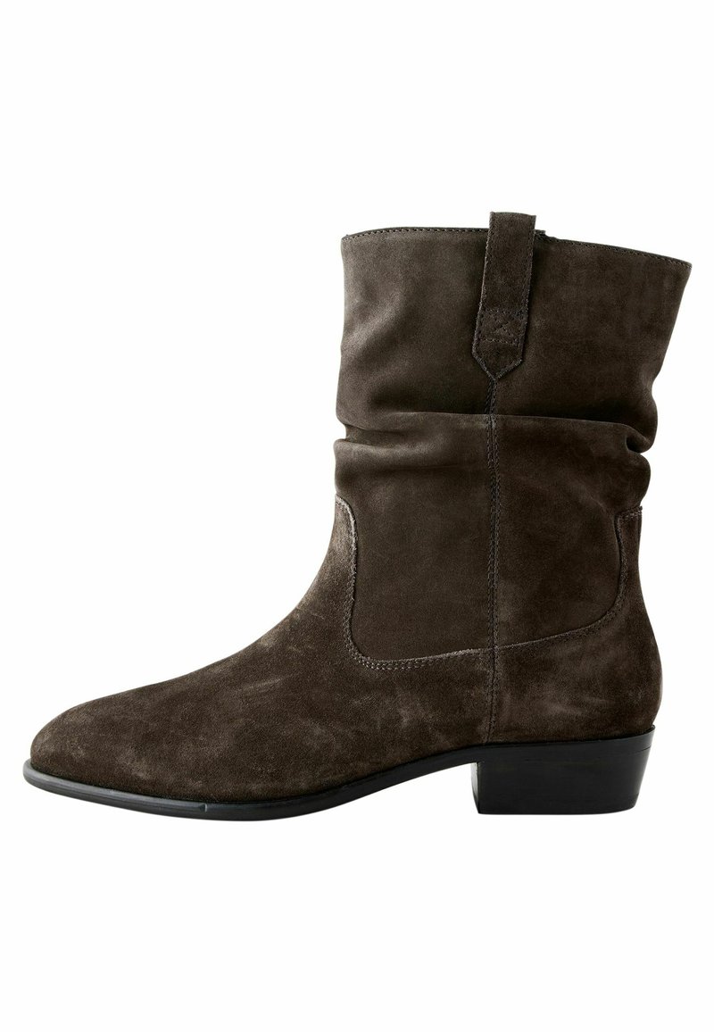 Bottines en suède marron avec un design décontracté, bout pointu et petit talon carré. Elles disposent d'une languette à l'arrière et d'accents cousus.