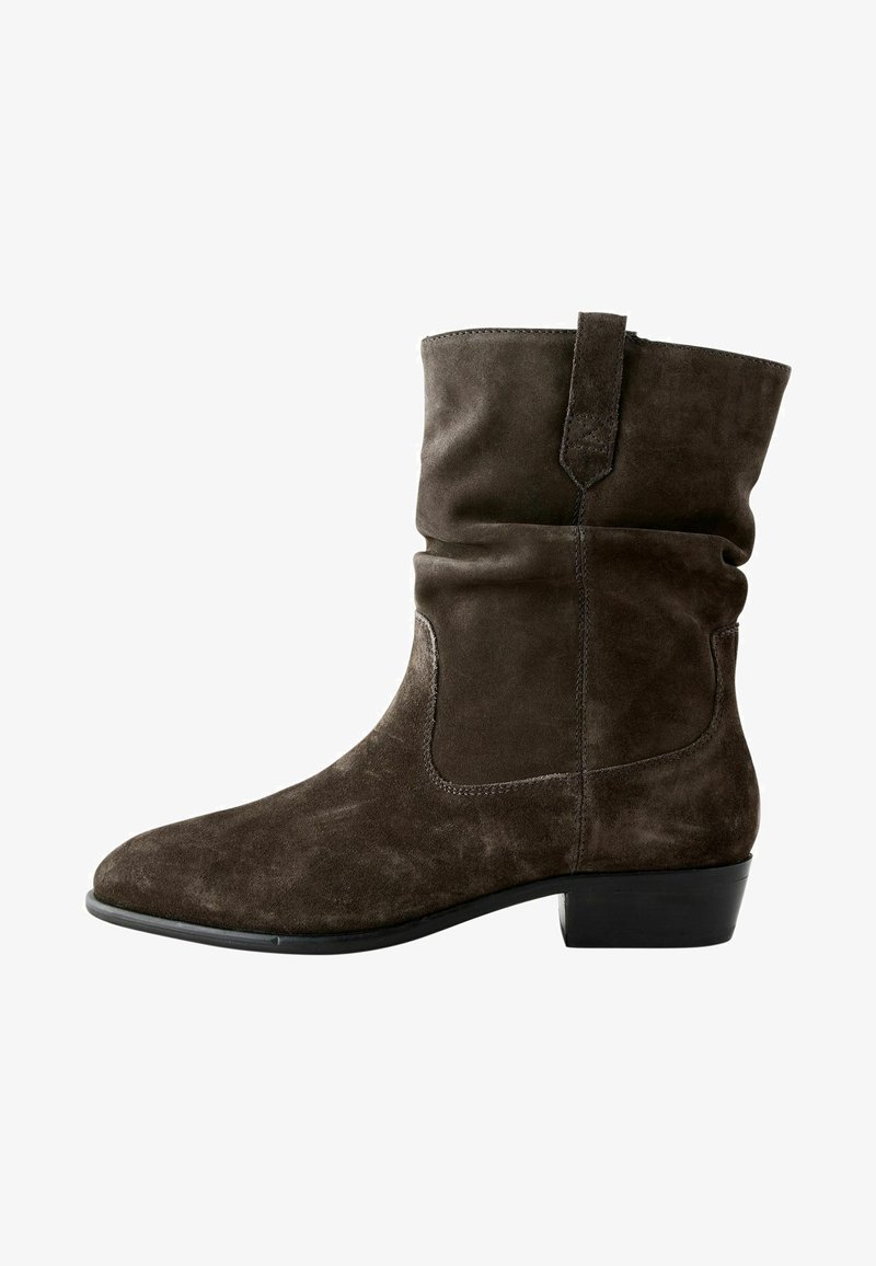 Bottines en suède marron avec un design décontracté, bout pointu et petit talon carré. Elles disposent d'une languette à l'arrière et d'accents cousus.