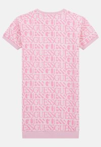 Rosa kortärmad klänning med ett upprepande "GUESS" logomönster i olika nyanser, med ribbat krage och manschetter. Mjuk tygstruktur.