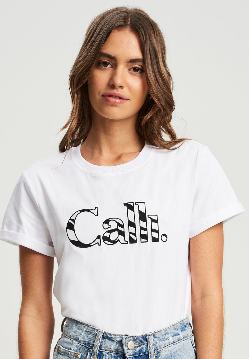 CALLI EMBROIDERED Tshirt con stampa white zebra emb/bianco