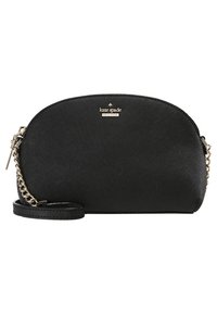 Černá crossbody taška s zakřiveným tvarem, texturovaným povrchem a popruhem se řetízkovým detailem. Zlaté logo na přední straně.