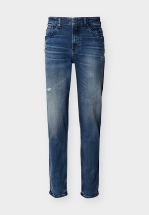 Jean en denim bleu avec légère décoloration et zones usées, style cinq poches, coupe droite, fermeture par bouton et fermeture éclair.