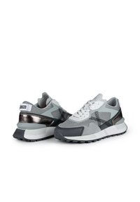 Zapatillas grises con malla, gamuza y acentos metálicos; cierre con cordones, cuello acolchado y suela de goma texturizada. Diseño de punta redonda.