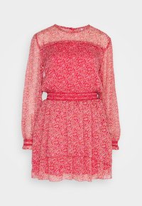 Robe fleurie rouge en tissu léger et transparent. Elle présente des manches longues, une taille froncée et une jupe évasée avec un léger volant à l'ourlet.