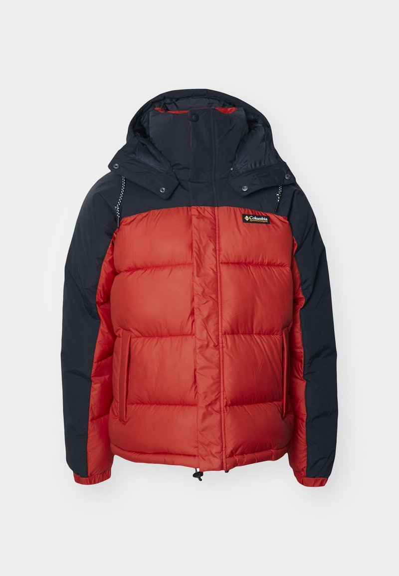 Rote und marineblaue isolierte Daunenjacke mit Kapuze, die ein rechteckiges Steppmuster und durchgängige Taschen aufweist. Logo auf der oberen linken Seite.