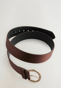 Brun læderbælte med en glat overflade, prydet med en guldtonet spænde dekoreret med små sten og flere justeringshuller.