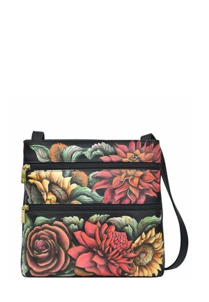 Schwarze Schultertasche mit floralen Mustern, die rote, orange und gelbe Blüten zeigt. Zwei mit Reißverschluss versehenen Fächer. Hergestellt aus strukturiertem Material.