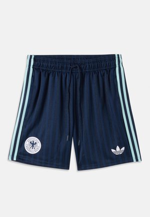 Αθλητικό σορτς σε ναυτικό μπλε με ανοιχτό μπλε ρίγες στα πλάγια, ελαστική μέση με κορδόνι και δύο λογότυπα κοντά στο τελείωμα σε κάθε πόδι.