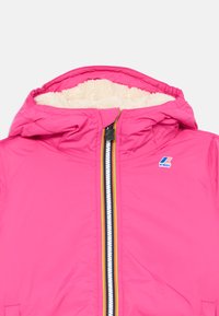Veste pour enfants rose avec doublure en fausse fourrure, capuche ajustable et fermeture éclair à l'avant comportant des détails multicolores et une patch logo.