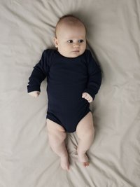 Tamsiai mėlynas ilgomis rankovėmis ribuotas bodis kūdikiui, su apvalia iškirpte ir glaustu prigludimu, gulintis ant šviesiai smėlio spalvos audinio paviršiaus.